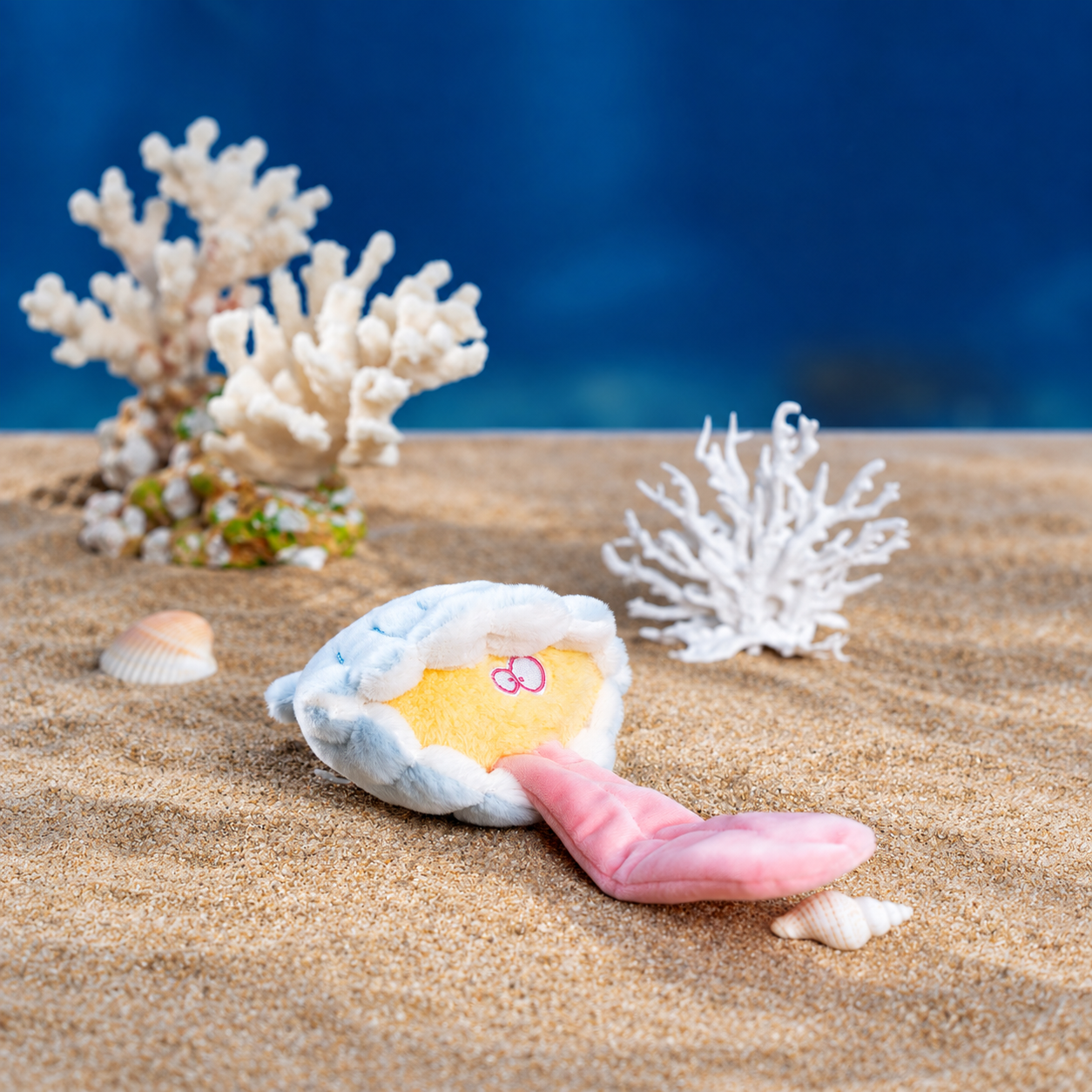 Peekaboo Tongue Clam Toy